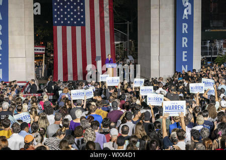 New York, USA. 16 Sep, 2019. Demokratische Präsidentschaftskandidat Senator Elizabeth Warren spricht während einer Kundgebung am Washington Square Park in New York City. Credit: Ron Adar/SOPA Images/ZUMA Draht/Alamy leben Nachrichten Stockfoto