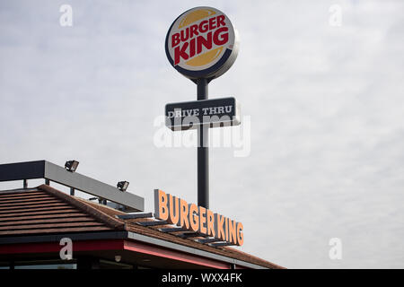 Auf 0001 Donnerstag, 19. September ein Zeichen für ein Laufwerk für Burger King thru Restaurant ein Embargo verhängt. Die Fast-Food-Kette hat angekündigt, dass sie alle Kunststoff Spielzeug aus seiner Kinder Mahlzeiten in Großbritannien von Donnerstag serviert schätzungsweise 320 Tonnen Abfall jährlich zu speichern. PA-Foto. Bild Datum: Mittwoch, September 18, 2019. Burger King sagte, daß die Bewegung Teil eines umfassenderen Engagements seiner Verwendung von Kunststoff zu verringern, und zugegeben es war Schnurrte von Southampton Schwestern Ella und Caitlin Mcewans Petition gegen den Einsatz von Plastik Spielzeug in den Mahlzeiten der Kinder. Siehe PA Geschichte VERBRAUCHER BurgerKing. Foto credi Stockfoto