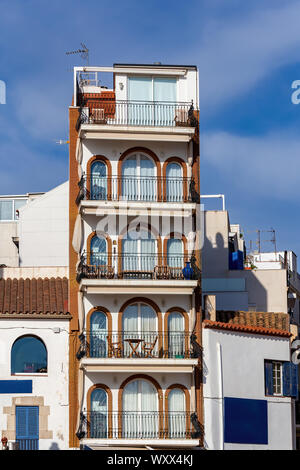 Interessante Balkone aus dem kleinen Dorf in der Nähe von Barcelona, Sitges in Spanien Stockfoto