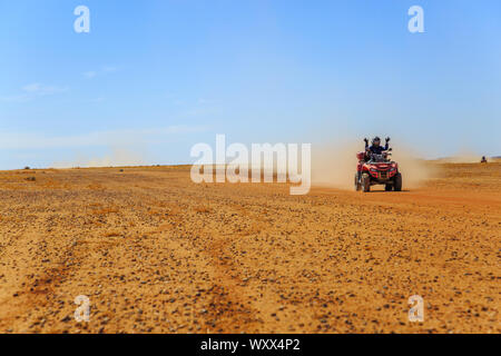 Touristische Pilotierung ein Quad in der marokkanischen Wüste Stockfoto