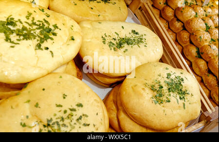 Verschiedene Brot in den Regalen in der Bäckerei. Frische Brötchen im Supermarkt oder Batch. Stockfoto