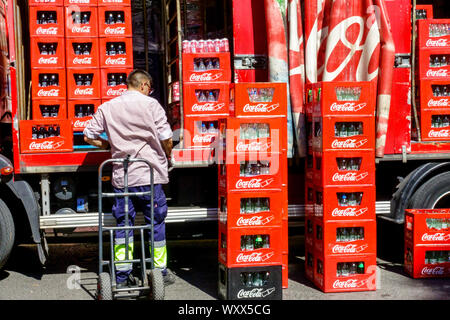 Mann, der Flaschen in Kisten vom Coca Cola-LKW, vom Coca Cola-Lieferwagen Spanien liefert Stockfoto