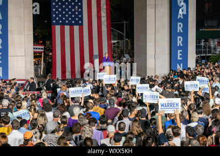 Demokratische Präsidentschaftskandidat Senator Elizabeth Warren spricht während einer Kundgebung am Washington Square Park in New York City. Stockfoto