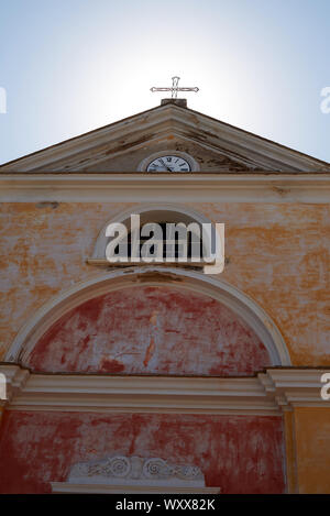 L'église Santa-Giulia/Kirche Santa Giulia und Kruzifix in das Bergdorf von Nonza Cap Corse in Haute-Corse Departement Nord Korsika Frankreich. Stockfoto