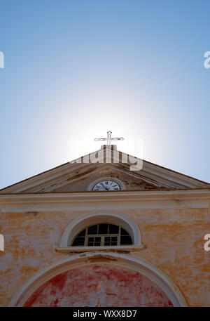 L'église Santa-Giulia/Kirche Santa Giulia und Kruzifix in das Bergdorf von Nonza Cap Corse in Haute-Corse Departement Nord Korsika Frankreich. Stockfoto