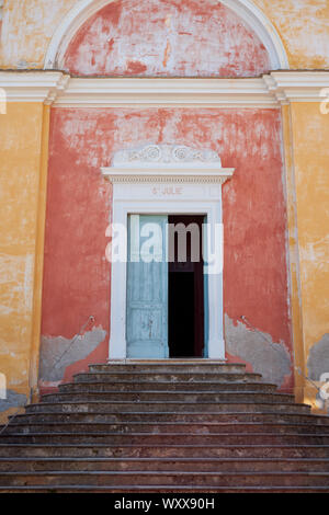 L'église Santa-Giulia/Kirche Santa Giulia Eingang in das Bergdorf von Nonza Cap Corse in Haute-Corse Departement Nord Korsika Frankreich. Stockfoto