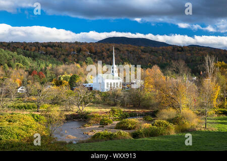 Typische Neu-england-Szene - Stowe Kirche in eine Landschaft von falllaub Farben in Vermont, USA Stockfoto