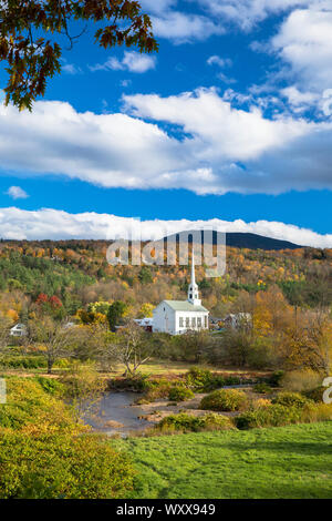 Typische Neu-england-Szene - Stowe Kirche in eine Landschaft von falllaub Farben in Vermont, USA Stockfoto