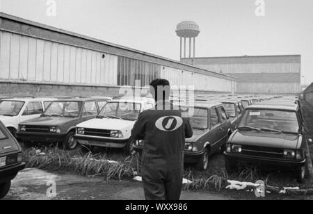 Mailand (Italien), 1975, Innocenti Leyland Autofabrik in Lambrate Arbeitnehmer aufhalten, für Protest gegen Entlassungen; nicht verkauften Autos auf Werften geparkt Stockfoto