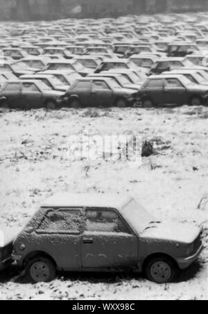 Mailand (Italien), 1975, Innocenti Leyland Autofabrik in Lambrate Arbeitnehmer aufhalten, für Protest gegen Entlassungen; nicht verkauften Autos auf Werften geparkt Stockfoto