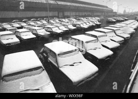 Mailand (Italien), 1975, Innocenti Leyland Autofabrik in Lambrate Arbeitnehmer aufhalten, für Protest gegen Entlassungen; nicht verkauften Autos auf Werften geparkt Stockfoto