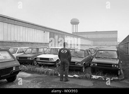 Mailand (Italien), 1975, Innocenti Leyland Autofabrik in Lambrate Arbeitnehmer aufhalten, für Protest gegen Entlassungen; nicht verkauften Autos auf Werften geparkt Stockfoto