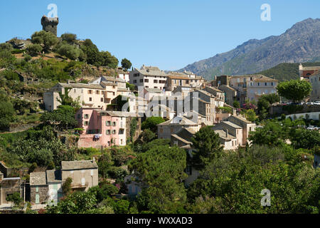 Nonza Bergdorf und Torra di Nonza Wachturm in der Abteilung Nord Cap Corse Corse-du-Sud Korsika Frankreich. Stockfoto