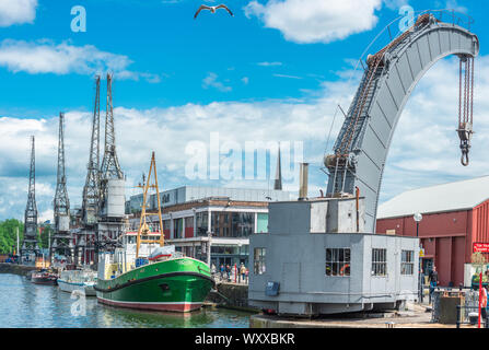 Die historische Fairbairn Dampf Kran in der Schwimmenden Hafen Abschnitt des Docks Bristol, Avon, England, UK. Stockfoto