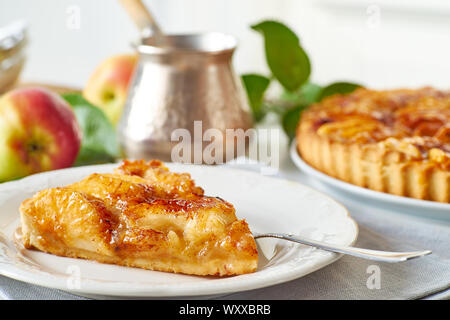 Frühstück mit hausgemachten Apfelkuchen und Kaffee Stockfoto