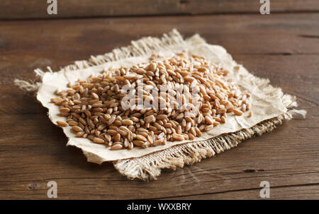 Stapel der Ungekocht ganze Dinkel auf dem Tisch Stockfoto