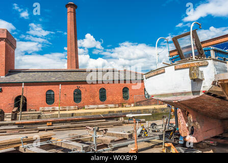 Schwimmenden Hafen an Underfall Yard mit viktorianischen Pump Room, Bristol, Avon, England, UK. Stockfoto