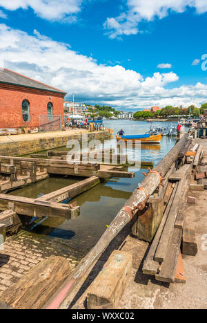 Schwimmenden Hafen an Underfall Yard mit viktorianischen Pump Room, Bristol, Avon, England, UK. Stockfoto