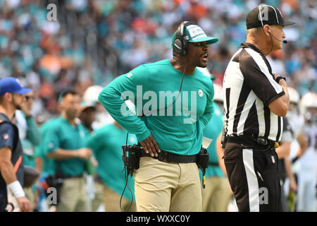 September 15, 2019: Head Coach Brian Flores der Miami Dolphins in Aktion während der NFL Football Spiel zwischen den Miami Dolphins und die New England Patriots im Hard Rock Stadion in Miami Gardens FL. Die Patrioten besiegt die Delphine 43-0. Stockfoto