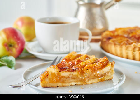 Frühstück mit hausgemachten französischen Apfelkuchen und Kaffee Stockfoto