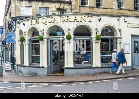 Die Quadranten auf der Ecke der Prinzessin Victoria St, und Clifton Down rd in Clifton Village, Bristol, England, UK. Stockfoto