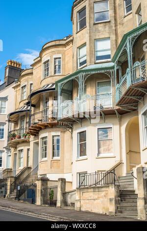 Elegante georgianische Bögen Buchten und Balkone auf Sion Hill mit Blick auf die Clifton Suspension Bridge in der elegantesten Gegend von Bristol UK Stockfoto