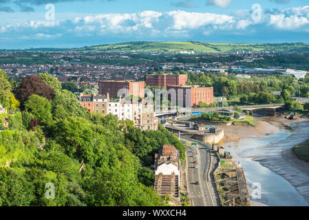 Weitreichende Ausblicke auf den Fluss Avon in Richtung Hotwells von Clifton Suspension Bridge in Bristol, Avon, England, UK. Stockfoto