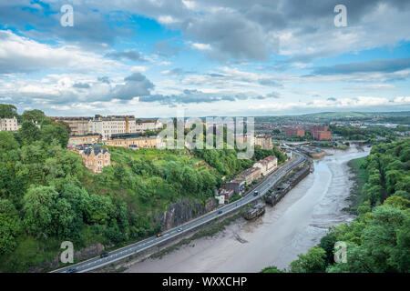 Weitreichende Ausblicke auf den Fluss Avon in Richtung Hotwells von Clifton Suspension Bridge in Bristol, Avon, England, UK. Stockfoto