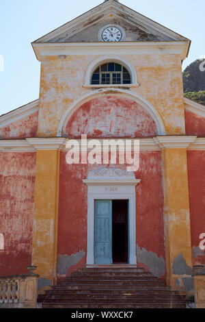 L'église Santa-Giulia/Kirche Santa Giulia in das Bergdorf von Nonza Cap Corse in Haute-Corse Departement Nord Korsika Frankreich. Stockfoto