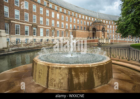 Brunnen vor dem Rathaus in Bristol, Avon, England, Großbritannien Stockfoto