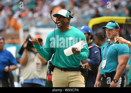 September 15, 2019: Head Coach Brian Flores der Miami Dolphins in Aktion während der NFL Football Spiel zwischen den Miami Dolphins und die New England Patriots im Hard Rock Stadion in Miami Gardens FL. Die Patrioten besiegt die Delphine 43-0. Stockfoto