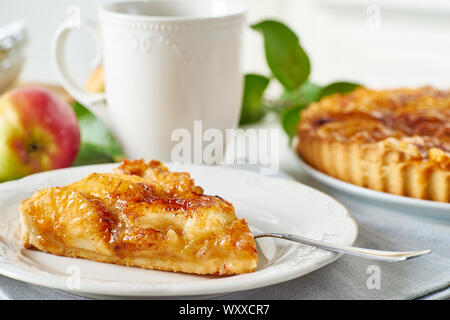 Stück hausgemachten Apfelkuchen dish Stockfoto