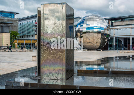 Millennium Square mit dem Planetarium in Form einer riesigen begehbaren Mirror Ball in Bristol, England, UK. Stockfoto