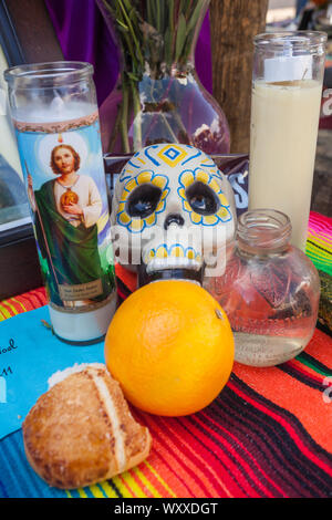 Ein Altar mit bunten Zucker Schädel/Calaveras, Kerzen, und Obst an der Dia de Los Muertos/Tag der Toten Festival in Mesilla, New York, Stockfoto