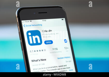 Kiew, Ukraine - 17. September 2019: Studio Aufnahme des Apple iPhone 8 Smartphone mit einem LinkedIn mobile Anwendung auf dem Bildschirm Stockfoto