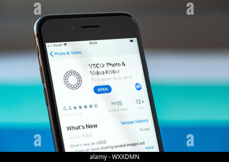 Kiew, Ukraine - 17. September 2019: Studio Aufnahme des Apple iPhone 8 Smartphone mit der Frage neue mobile Anwendung auf dem Bildschirm Stockfoto