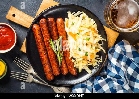 Wurst, Sauerkraut, Brezeln und Bier. Stockfoto