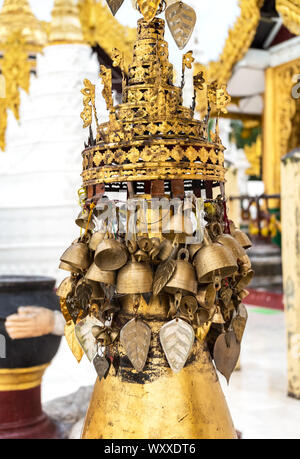 Einige Glocken in der Shwedagon Pagode in einer regnerischen Tag. Yangon, Rangun, Birma, Mianmar. Stockfoto