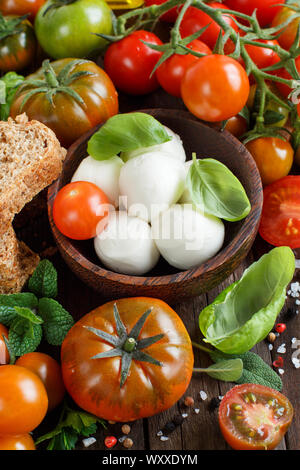 Italienische ingridients für Caprese Salat auf hölzernen Hintergrund Stockfoto
