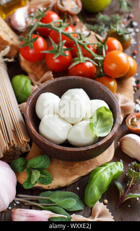 Italienische Küche Zutaten: Mozzarella, Tomaten, Basilikum, Olivenöl und andere Stockfoto