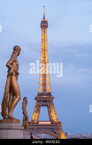 Paris, Frankreich, 31.August 2019: Paris Frankreich, Sehenswürdigkeiten Eiffelturm von Jardins du Trocadéro 'Beleuchtet' in der Dämmerung, goldene Statuen, 'Palais de Chaillot' Stockfoto