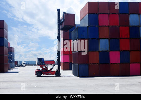 Mobile Containerstaplern auf dem Port Stockfoto