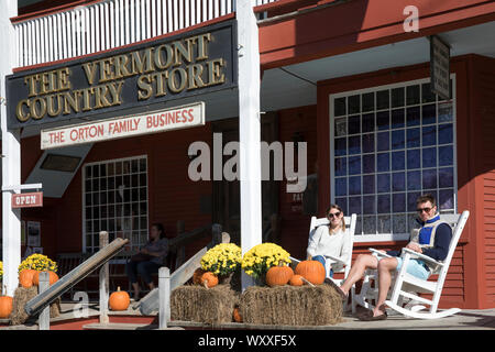 Touristen an der traditionellen und malerischen Vermont Country Store, Essen, Souvenirs und Geschenke in Weston, Vermont, New England, USA verkauft Stockfoto