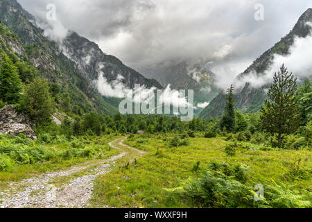 Wolken teilweise Abdeckung der wilde und dramatische Albanischen Alpen, auch als die Verfluchten Berge, in der Valbone Valley National Park, North Eastern bekannt Stockfoto