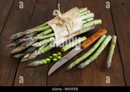 Frischer Spargel Speere mit Messer auf einem Holztisch Stockfoto