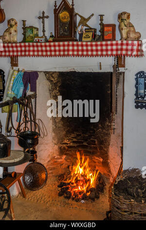 Irish Cottage mit Torffeuer, County Donegal, Irland Stockfoto