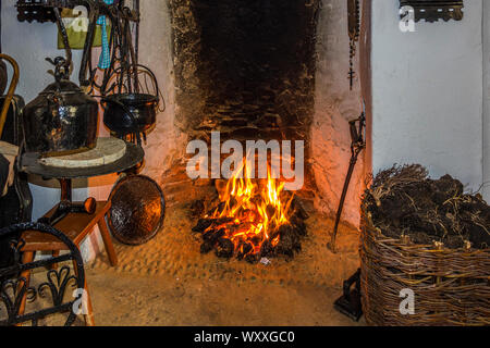 Irish Cottage mit Torffeuer, County Donegal, Irland Stockfoto