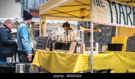 Dublin, Irland - 16. Februar 2019: Sandwich Verkaufsstand im Temple Bar Bezirk an einem Wintertag Stockfoto