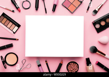 Weißes leeres Blatt Papier durch luxuriöse dekorative Kosmetik umgeben Stockfoto