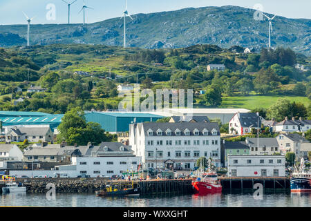 Birsfelden Hafen, Kirche und Windfarm, Irland Stockfoto